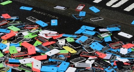 Destruction de smartphones, en France. — © DAMIEN MEYER/AFP
